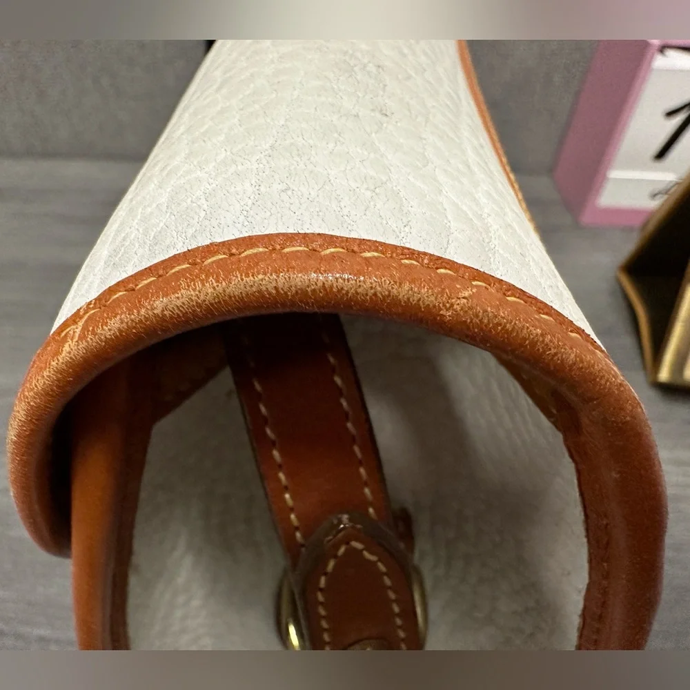Vintage Dooney Bourke Leather White Essex Shoulder Bag Brass Hardware Tan Trim - Picture 6 of 17